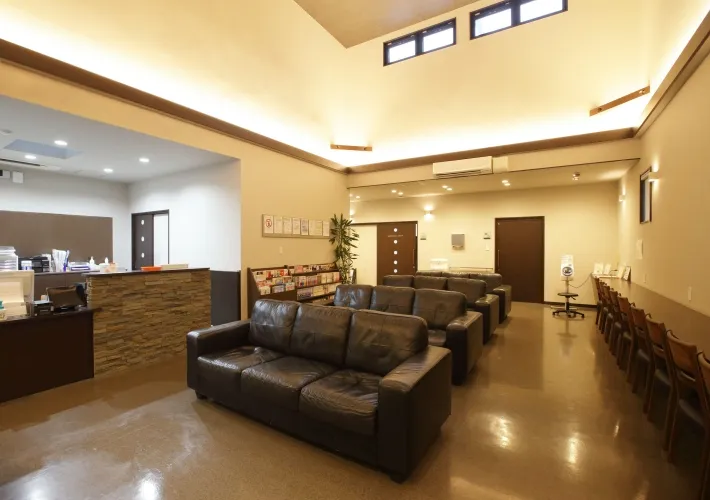 待合室はスタイリッシュで落ち着く空間