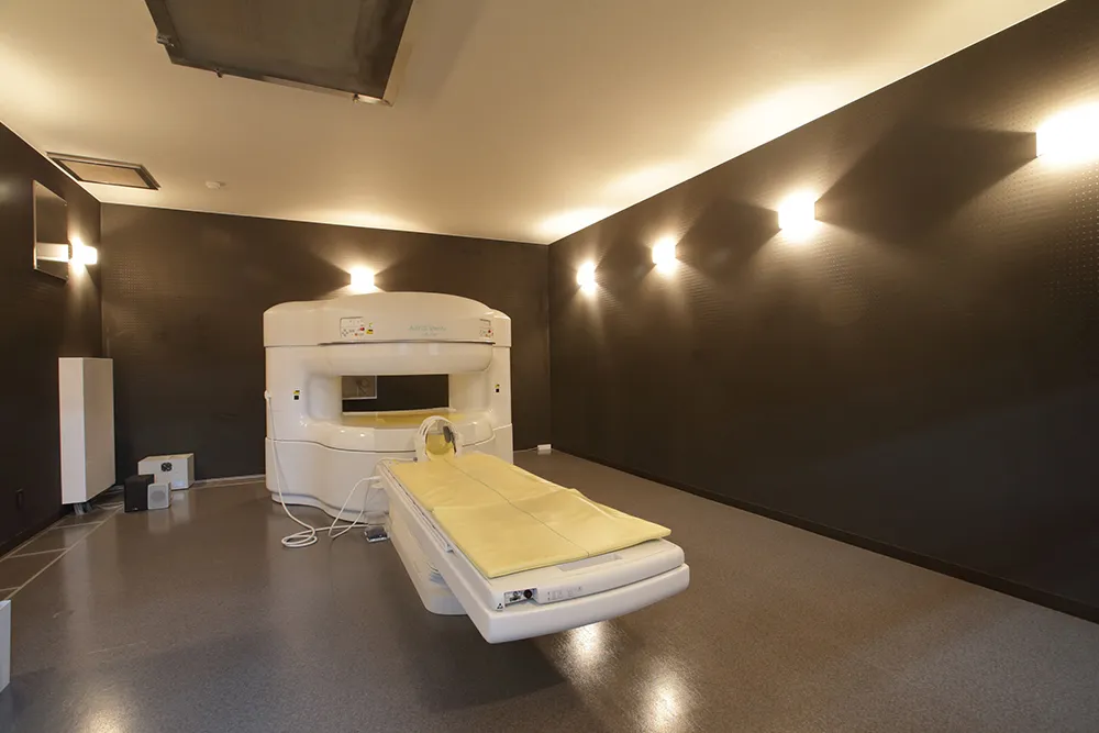 開放型MRI（磁気共鳴コンピュータ断層撮影装置）