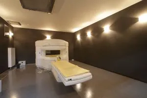 開放型MRI（磁気共鳴コンピュータ断層撮影装置）